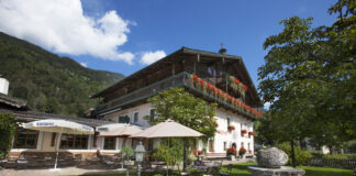 Hotel Senningerbräu Österreich Außenansicht Profil